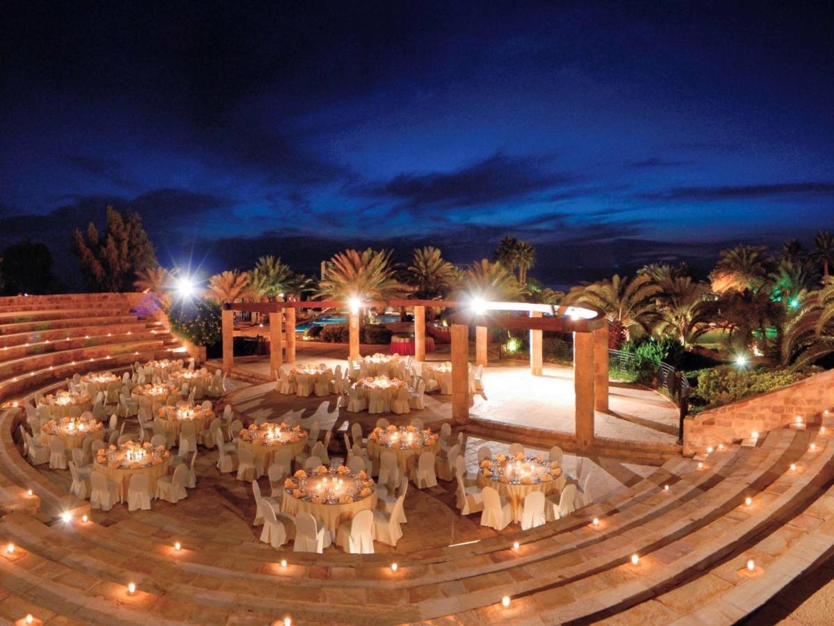 Moevenpick Resort & Spa Dead Sea Sweimeh Esterno foto The resort's amphitheater