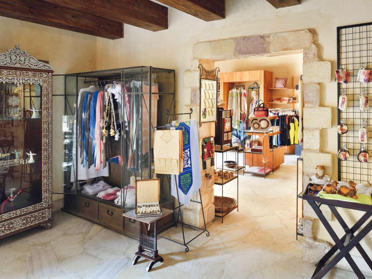 Moevenpick Resort & Spa Dead Sea Sweimeh Esterno foto The interior of a shop in the resort