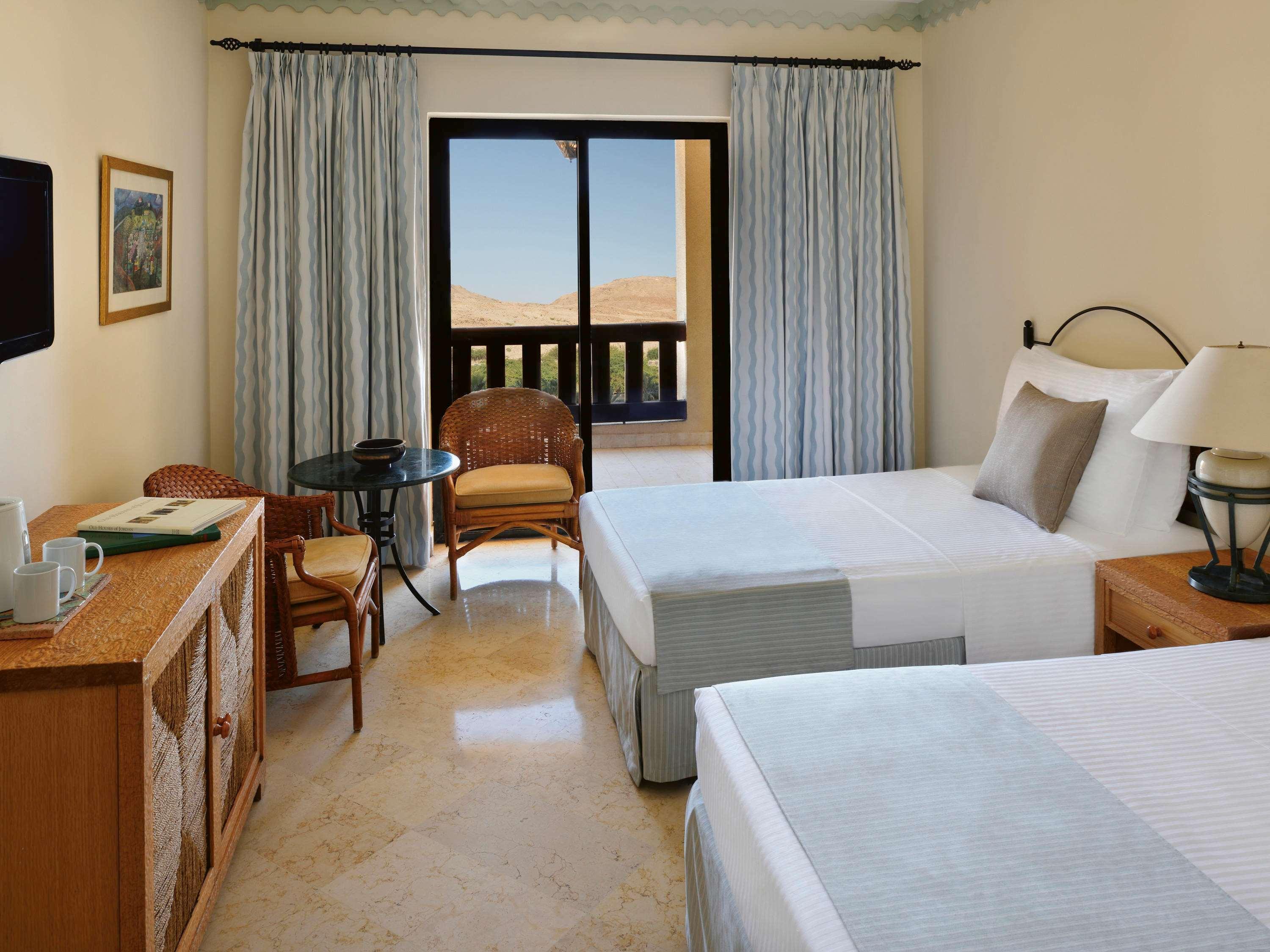 Moevenpick Resort & Spa Dead Sea Sweimeh Esterno foto A room at the Hilton Luxor
