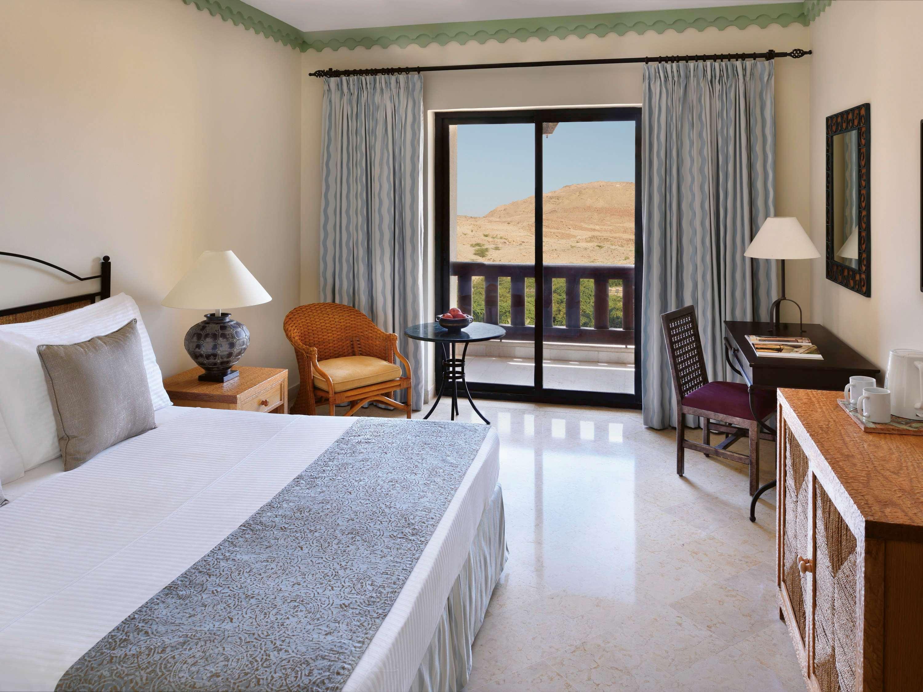 Moevenpick Resort & Spa Dead Sea Sweimeh Esterno foto A room at the Movenpick Hotel in Petra, Jordan