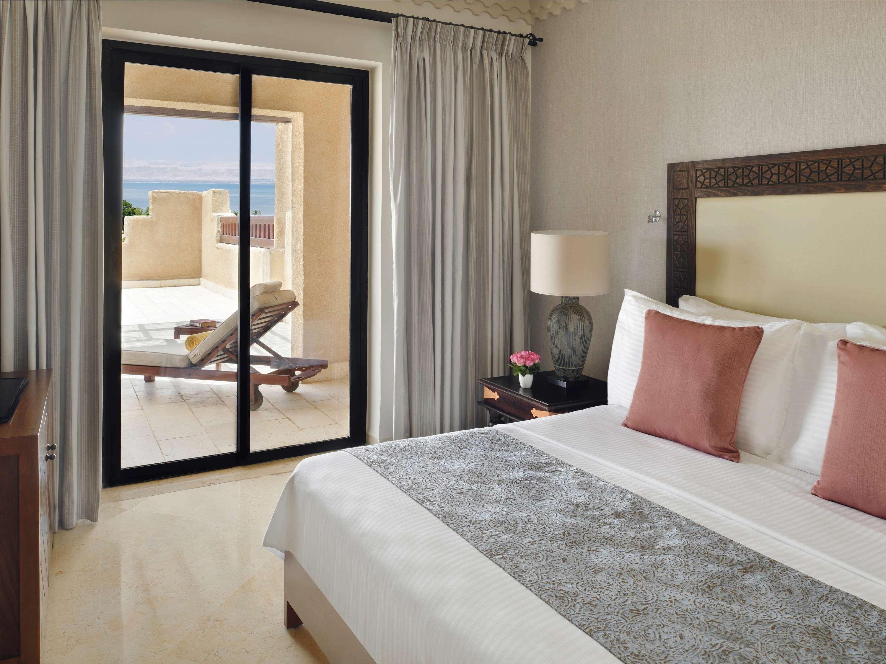 Moevenpick Resort & Spa Dead Sea Sweimeh Esterno foto A bedroom at the Four Seasons Resort