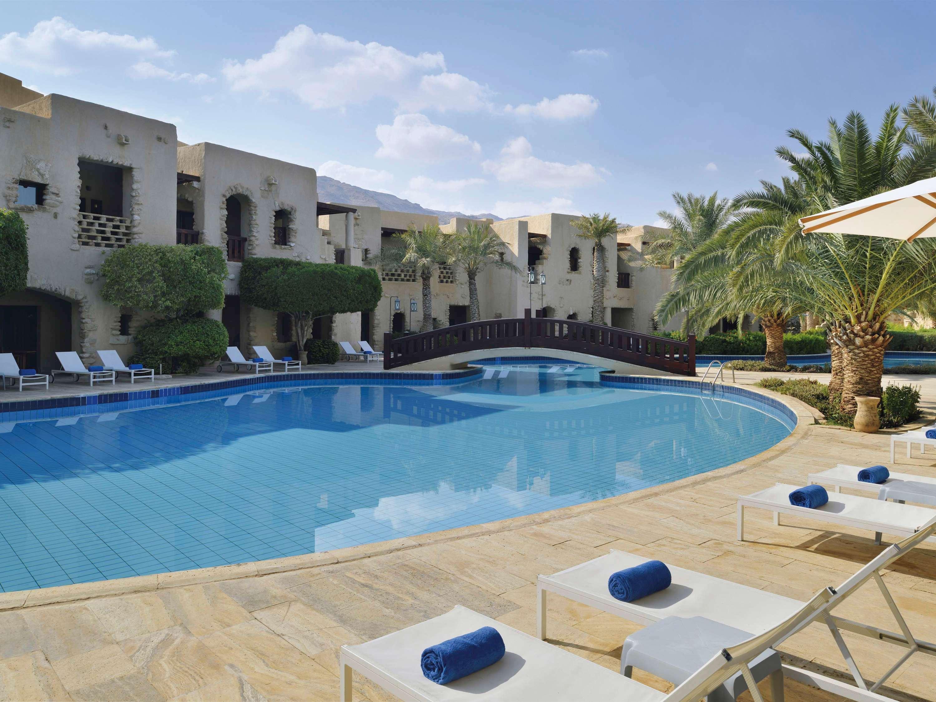 Moevenpick Resort & Spa Dead Sea Sweimeh Esterno foto The swimming pool at the resort