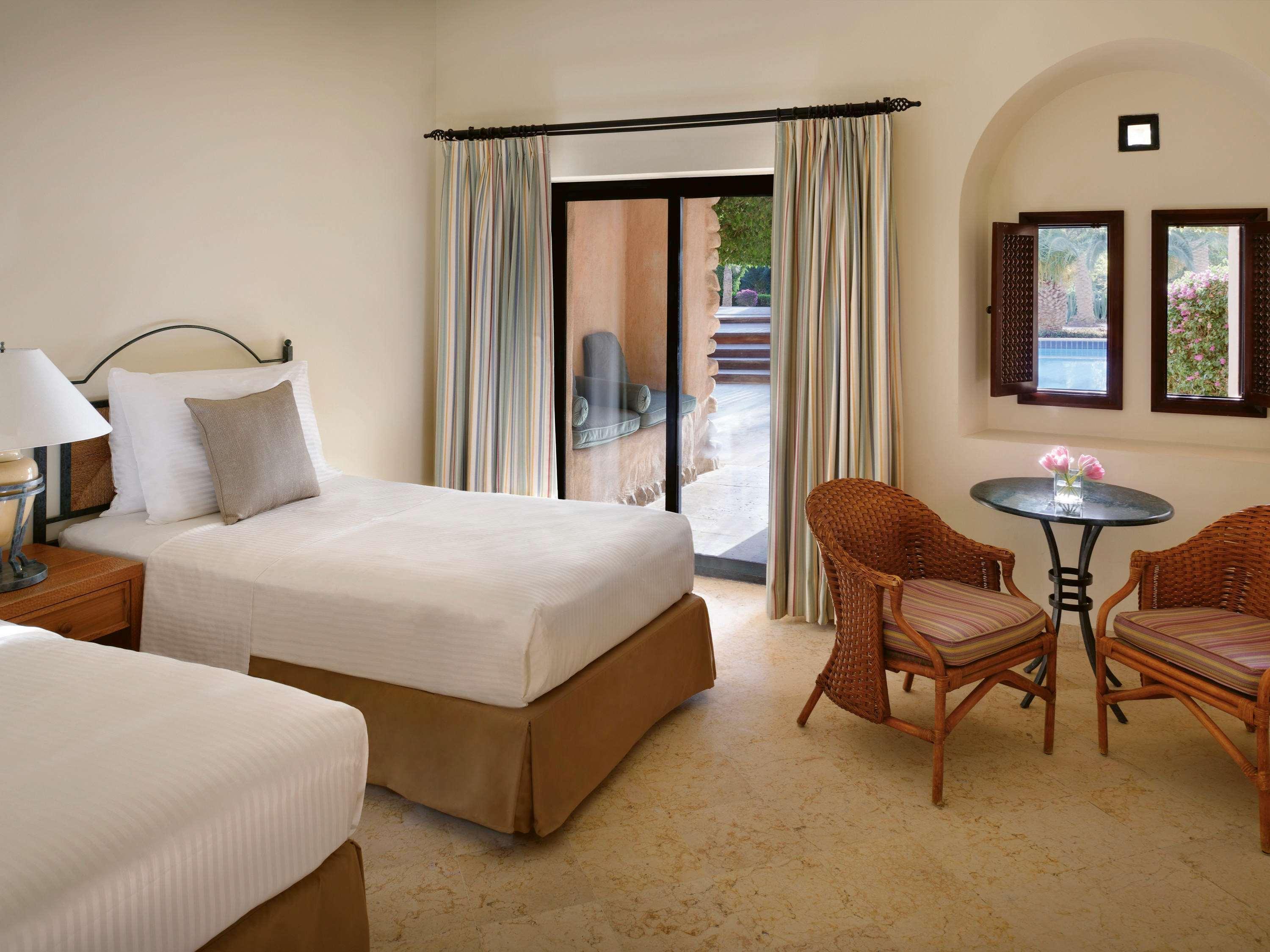 Moevenpick Resort & Spa Dead Sea Sweimeh Esterno foto A guest room at the Royal Mirage