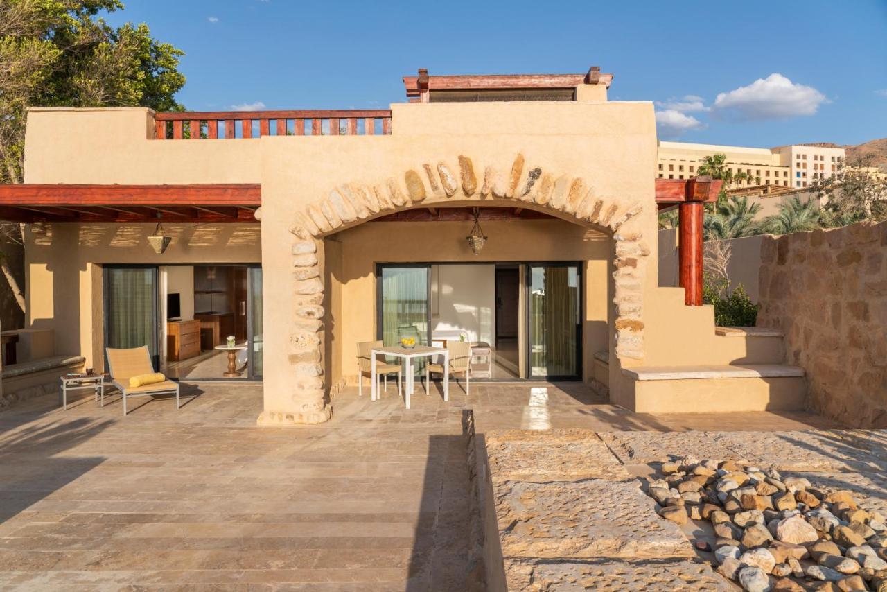 Moevenpick Resort & Spa Dead Sea Sweimeh Esterno foto A villa at the resort