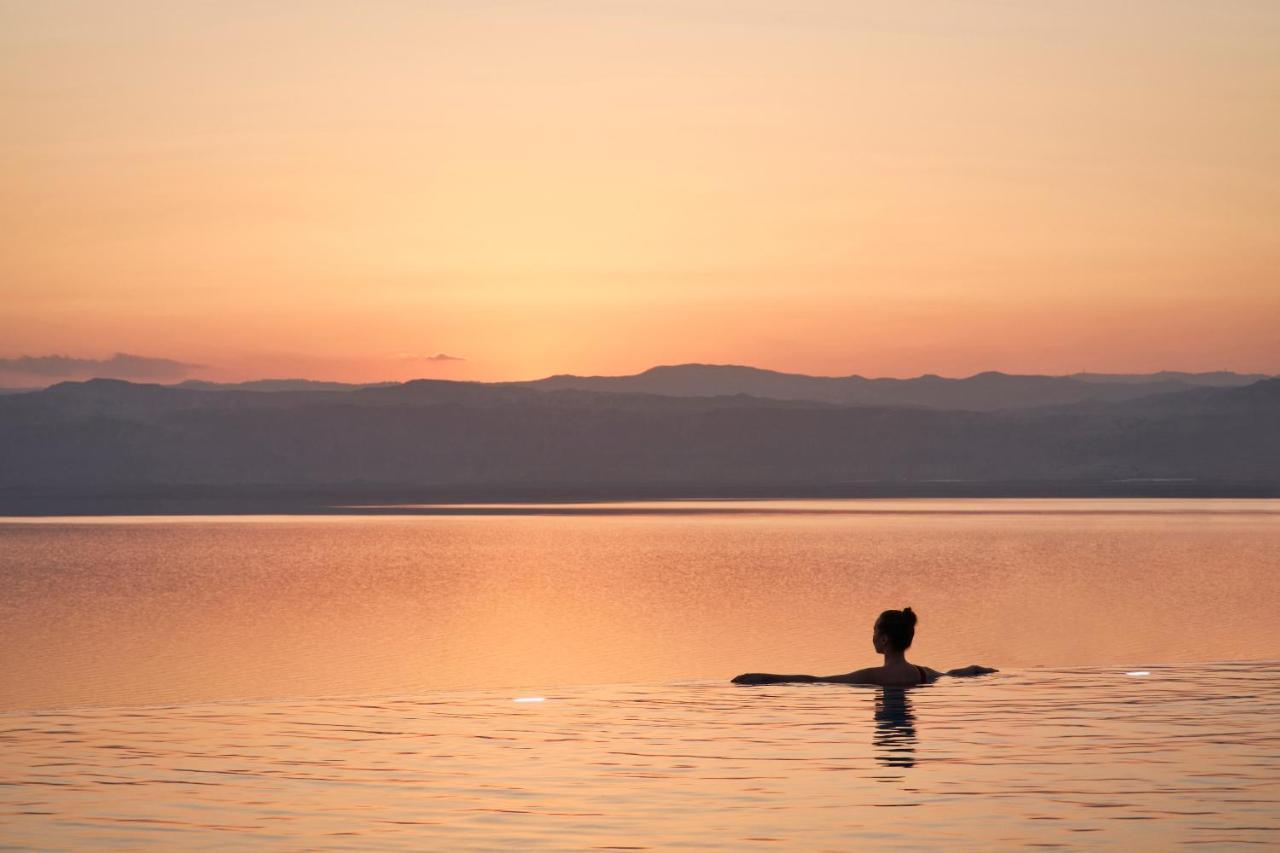 Moevenpick Resort & Spa Dead Sea Sweimeh Esterno foto Sunset over the Dead Sea