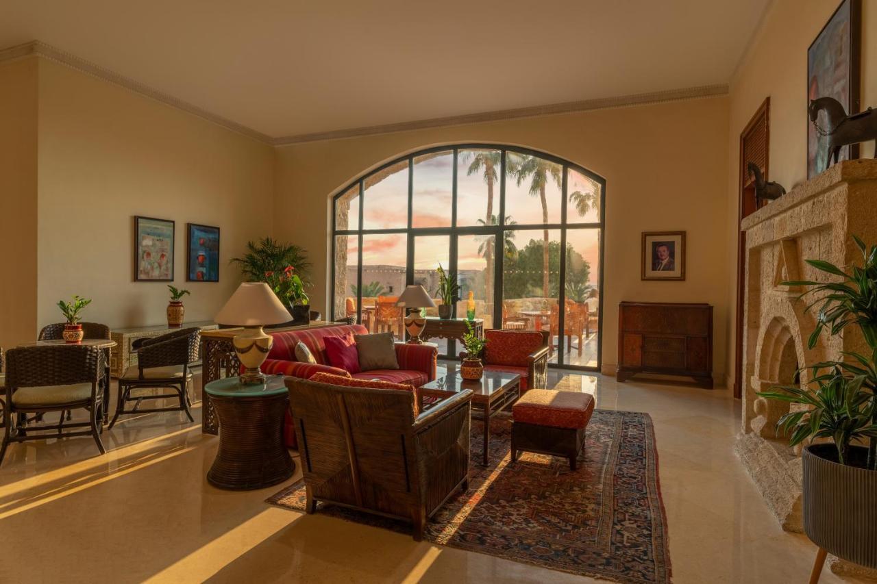 Moevenpick Resort & Spa Dead Sea Sweimeh Esterno foto The lobby at the Inn at the Opera