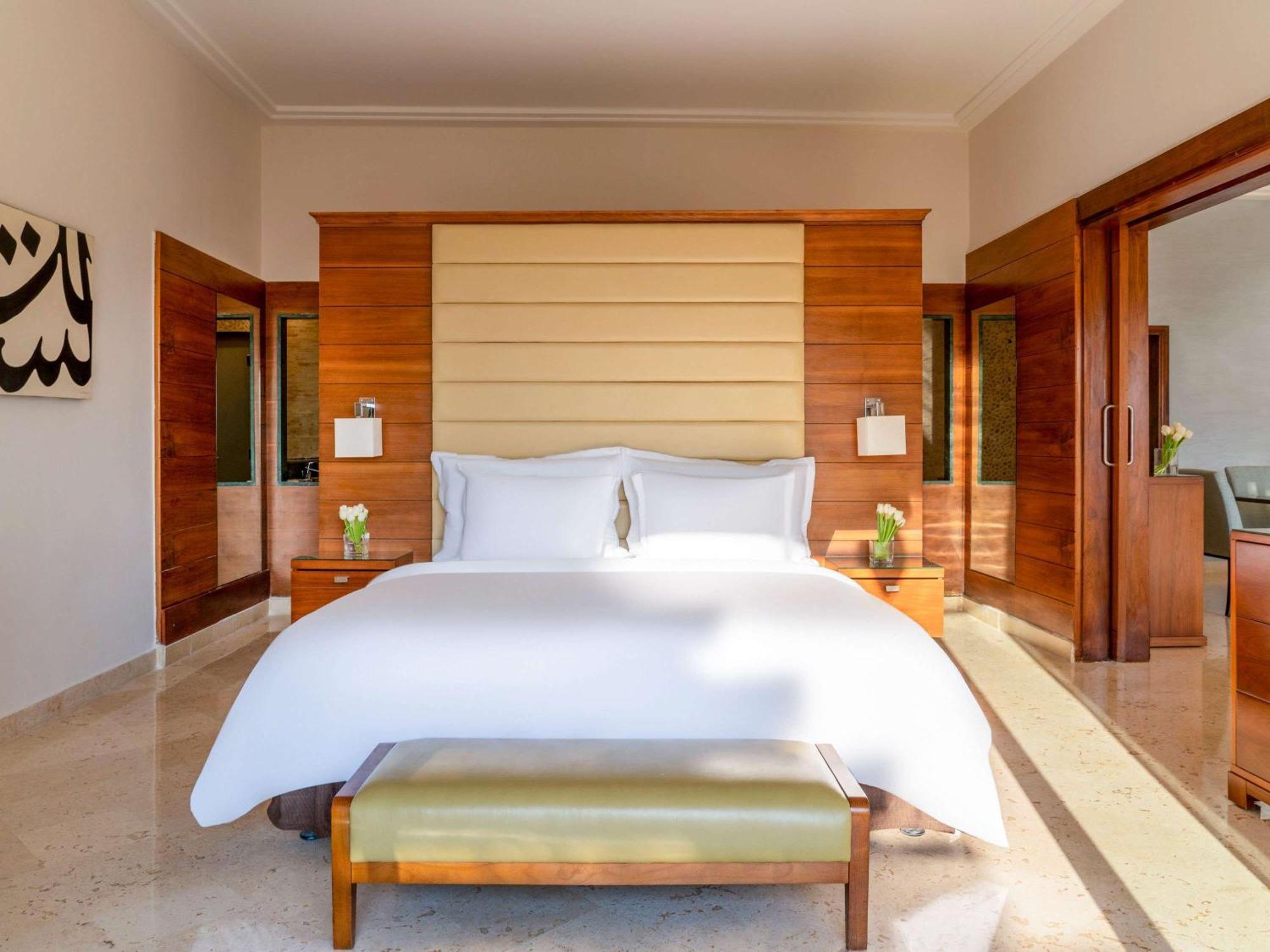 Moevenpick Resort & Spa Dead Sea Sweimeh Esterno foto A bedroom at the Jumeirah Emirates Towers Hotel