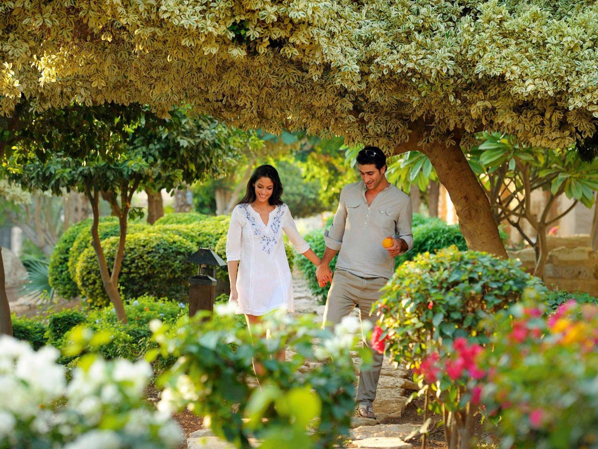 Moevenpick Resort & Spa Dead Sea Sweimeh Esterno foto A couple walking in the park