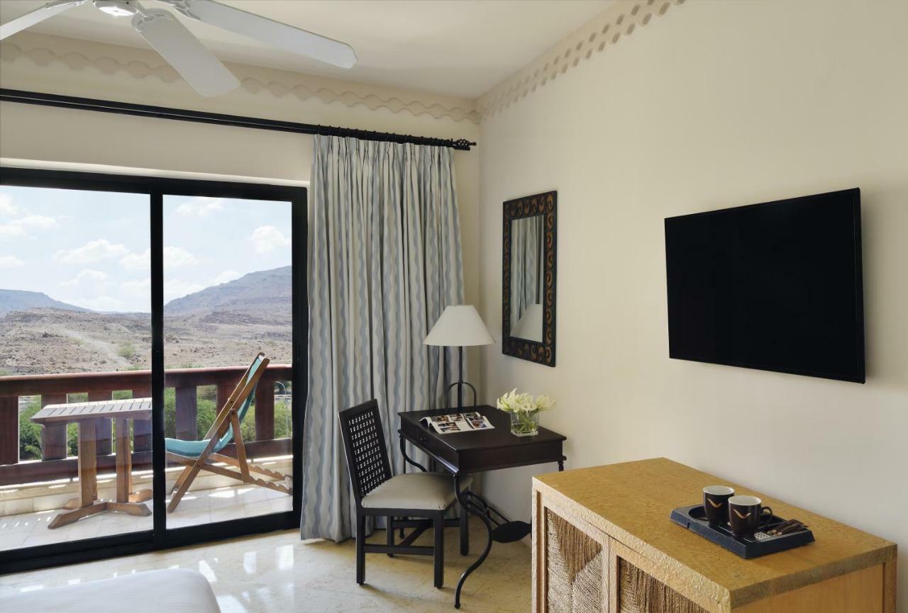 Moevenpick Resort & Spa Dead Sea Sweimeh Esterno foto A room at the hotel