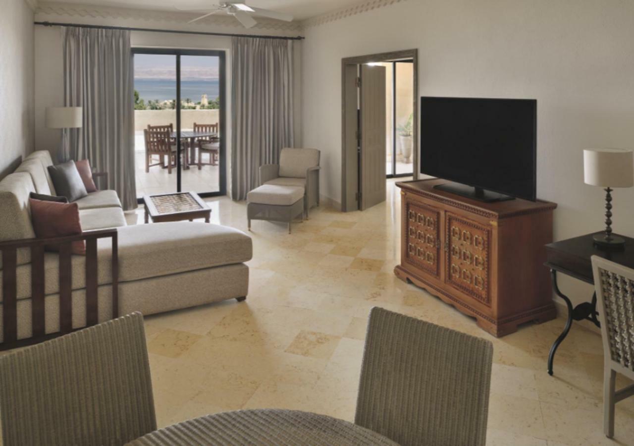 Moevenpick Resort & Spa Dead Sea Sweimeh Esterno foto Living room