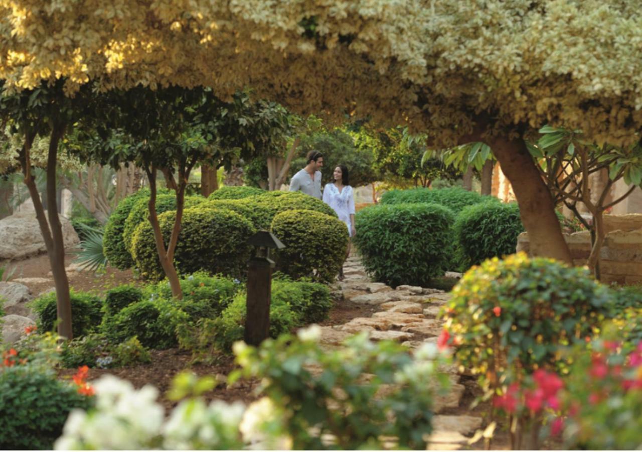 Moevenpick Resort & Spa Dead Sea Sweimeh Esterno foto The gardens of the hotel