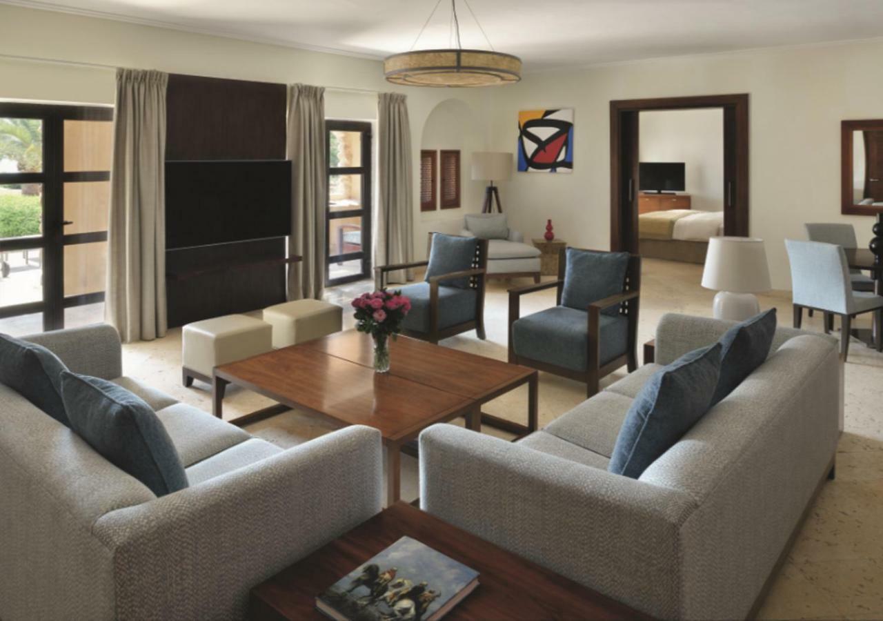 Moevenpick Resort & Spa Dead Sea Sweimeh Esterno foto A living room