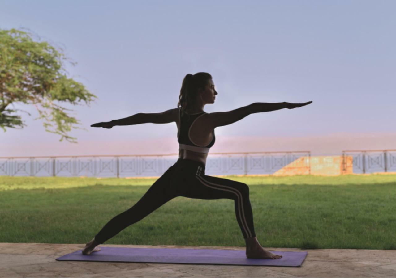 Moevenpick Resort & Spa Dead Sea Sweimeh Esterno foto A woman practicing yoga