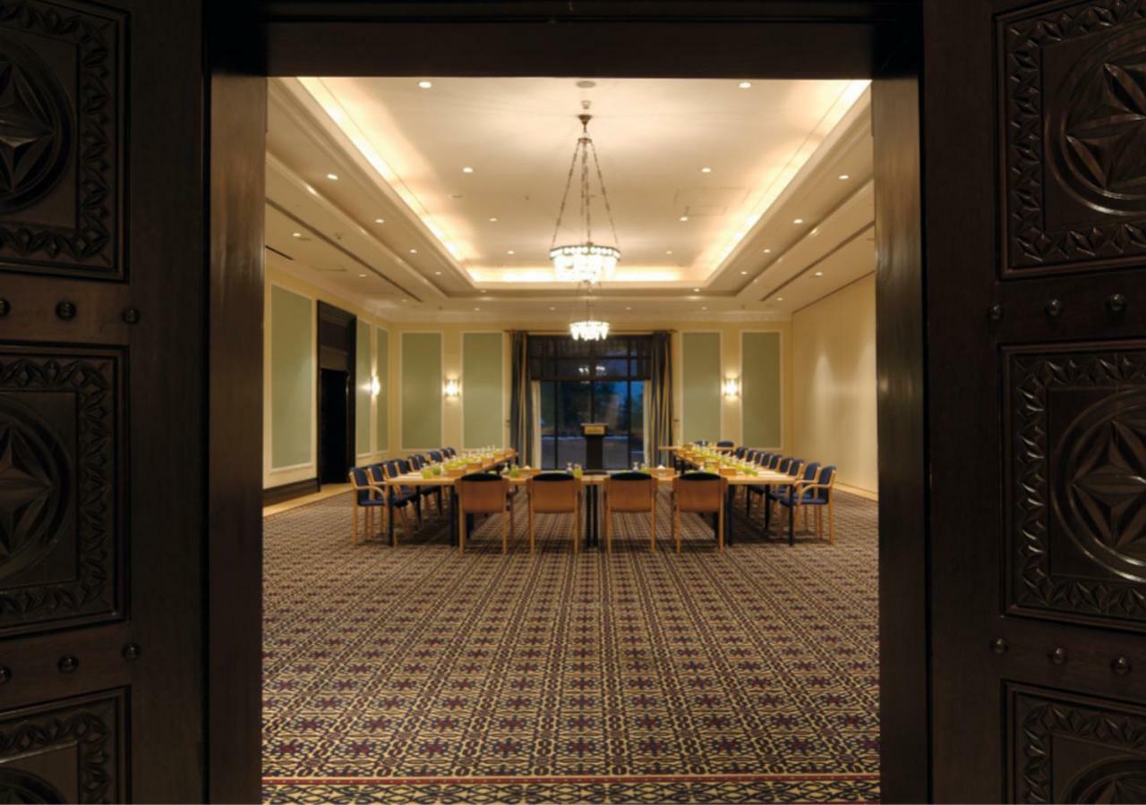 Moevenpick Resort & Spa Dead Sea Sweimeh Esterno foto The interior of the meeting room