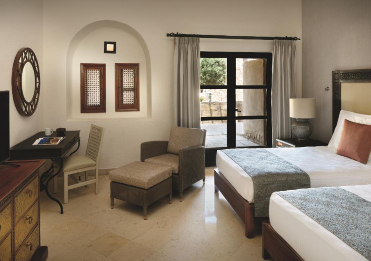 Moevenpick Resort & Spa Dead Sea Sweimeh Esterno foto A guest room at the Four Seasons Hotel in Cairo