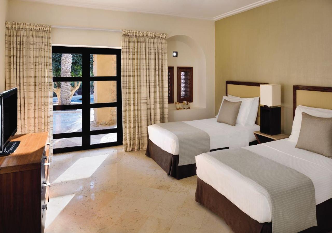 Moevenpick Resort & Spa Dead Sea Sweimeh Esterno foto A guest room at the Royal Hawaiian